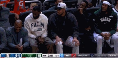 爱游戏团队-字母弟谈个人首秀：梦想成真 看到我的兄长们在场边 太不可思议了